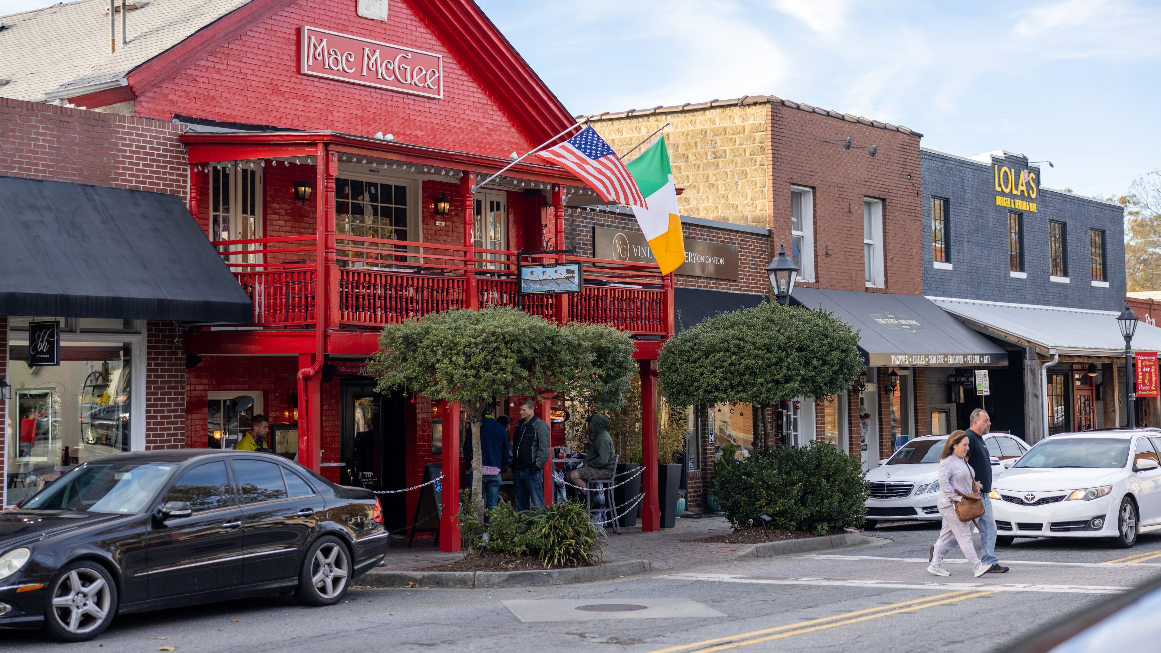 Couple cross the street in front of Mac McGee in downtown Roswell on November 20, 2022.