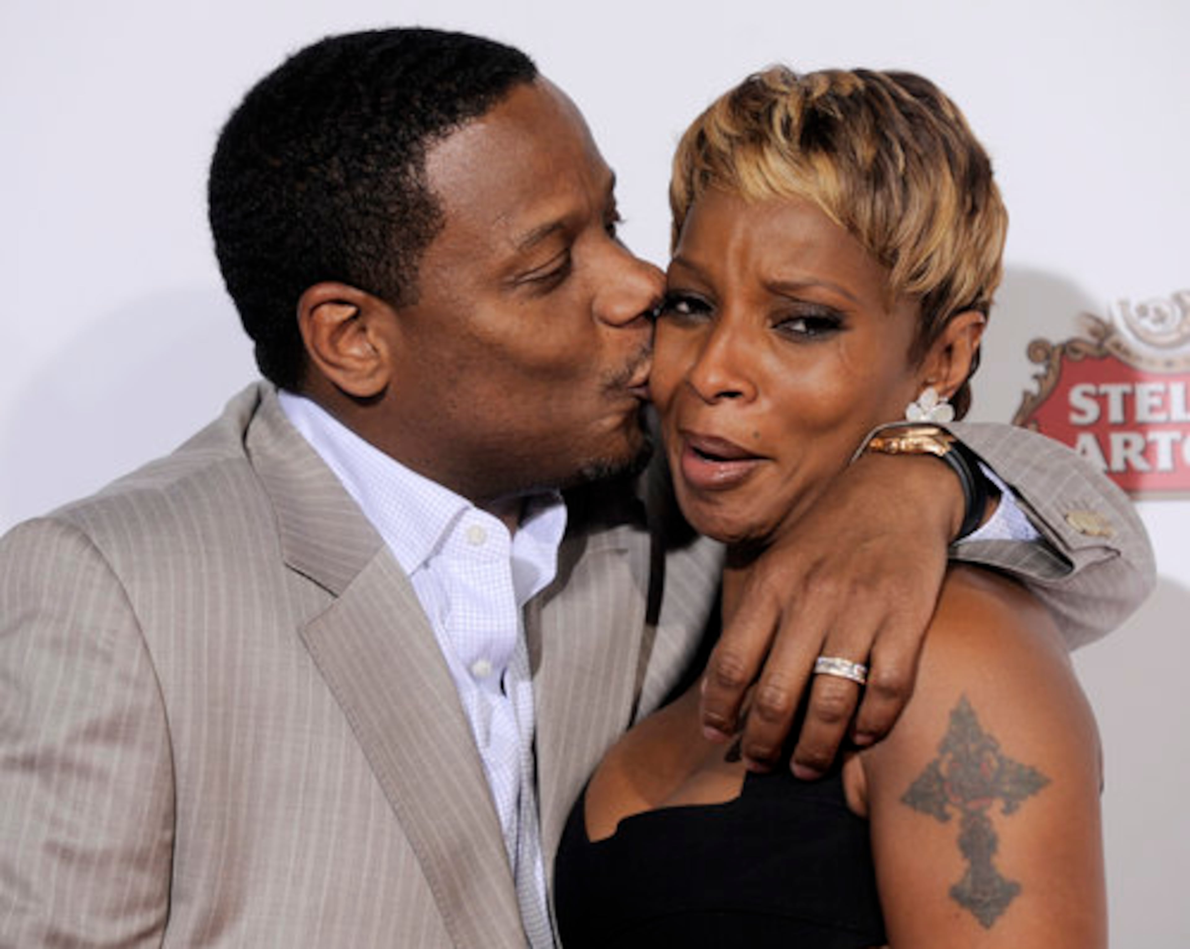 Singer Mary J. Blige gets a kiss from her husband Kendu Isaacs at the premiere.