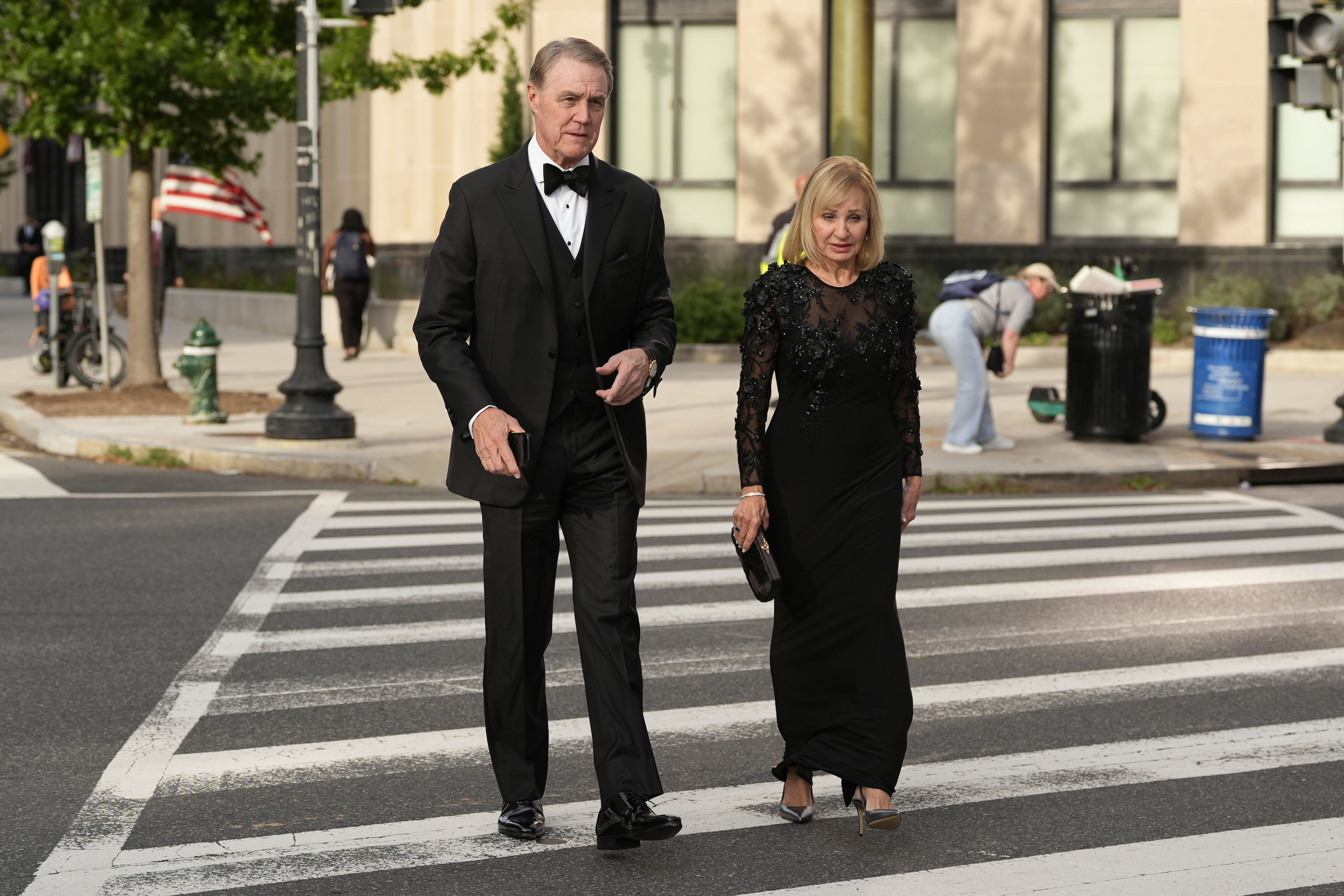 U.S. Ambassador to China David Perdue (left) and his wife, Bonnie Perdue, walk to the White House to attend a state dinner hosted for China’s President Xi Jinping on Thursday in Washington. (Carolyn Kaster/AP)