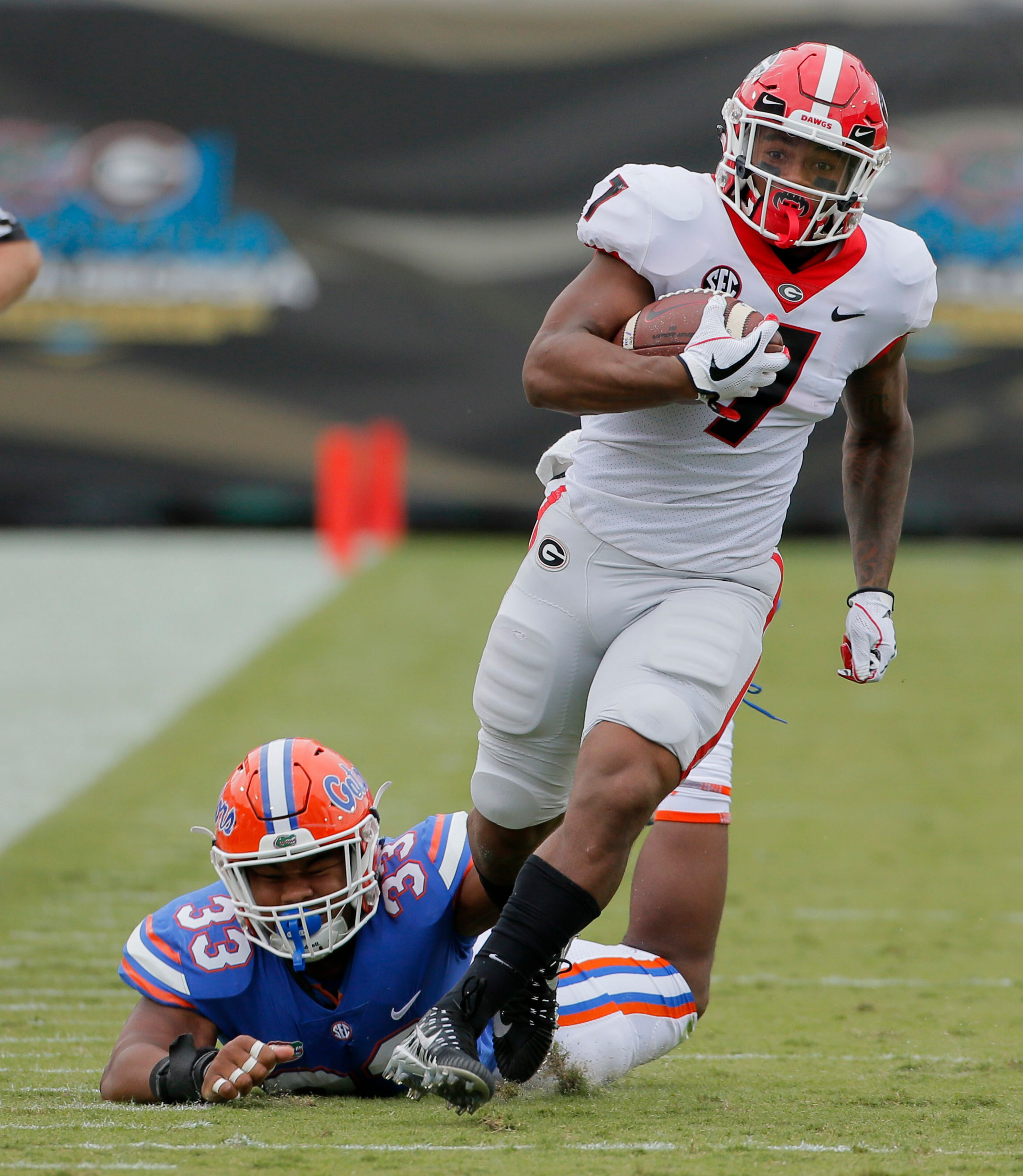 10/28/17 - Jacksonville, FL - Georgia Bulldogs running back D'Andre Swift (7) breaks free on a long run on Georgia's first possession to set up their first TD. NCAA football game between Georgia and Florida at EverBank Field in Jacksonville. BOB ANDRES /BANDRES@AJC.COM