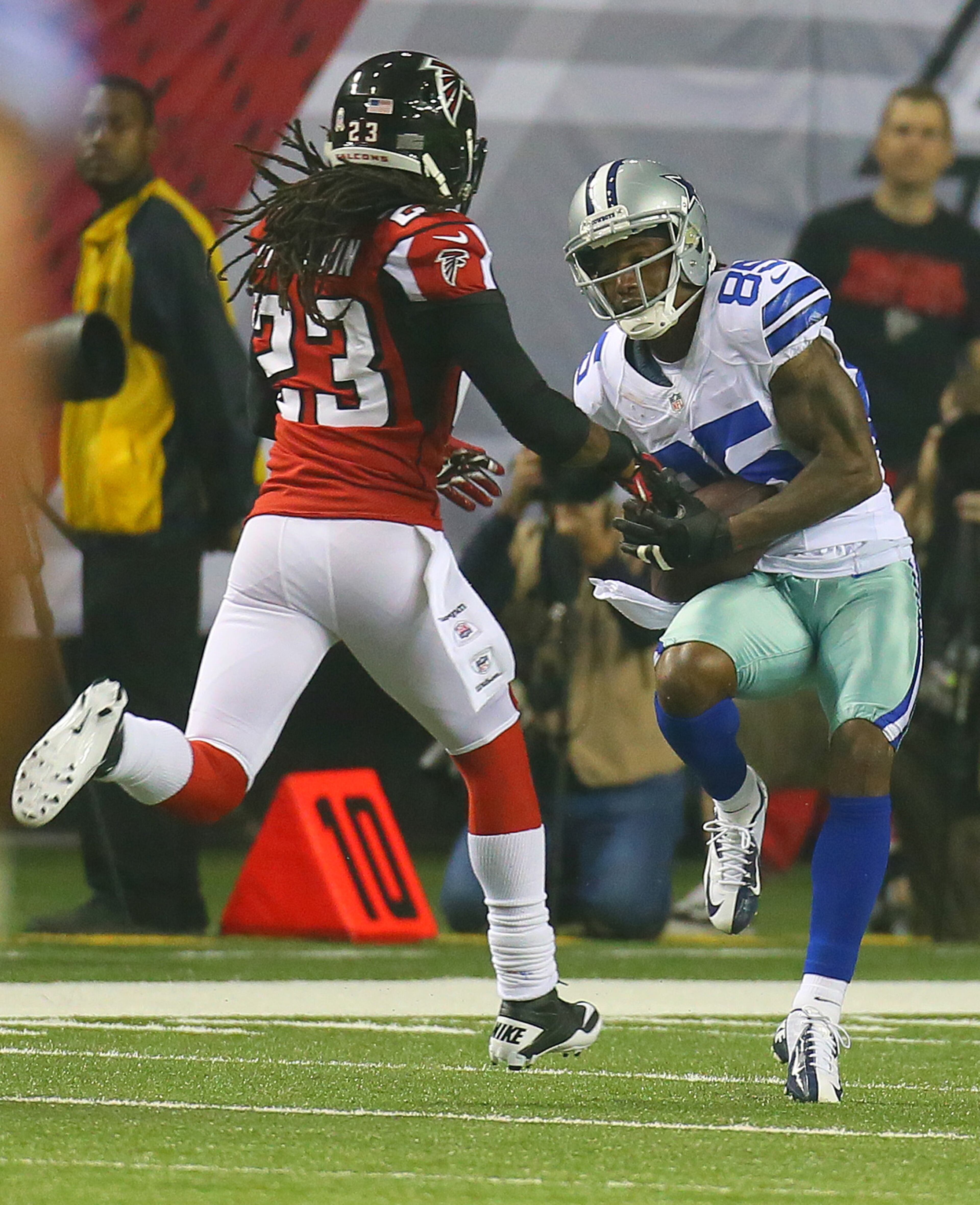Dallas Cowboys wide receiver Kevin Ogletree catches a long first down pass pass Falcons cornerback Dunta Robinson during 1st half action at the Georgia Dome in Atlanta on Sunday, Nov. 4, 2012. CURTIS COMPTON / CCOMPTON@AJC.COM