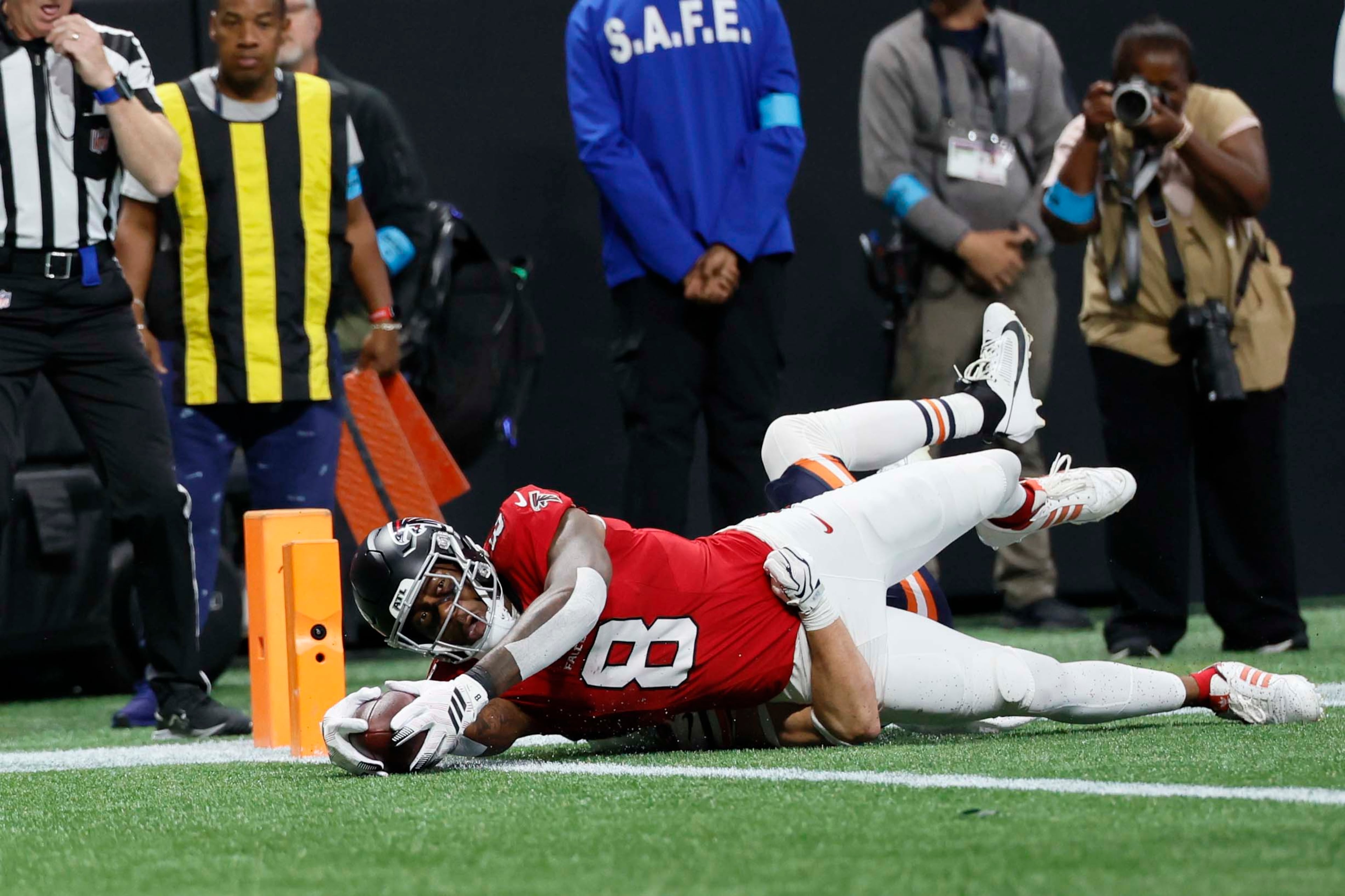 Atlanta Falcons tight end Kyle Pitts dives to score a touchdown in the second half of an NFL game against the Chicago Bears at Mercedes-Benz Stadium in Atlanta on Sunday, Oct. 18, 2026. (Miguel Martinez/AJC)