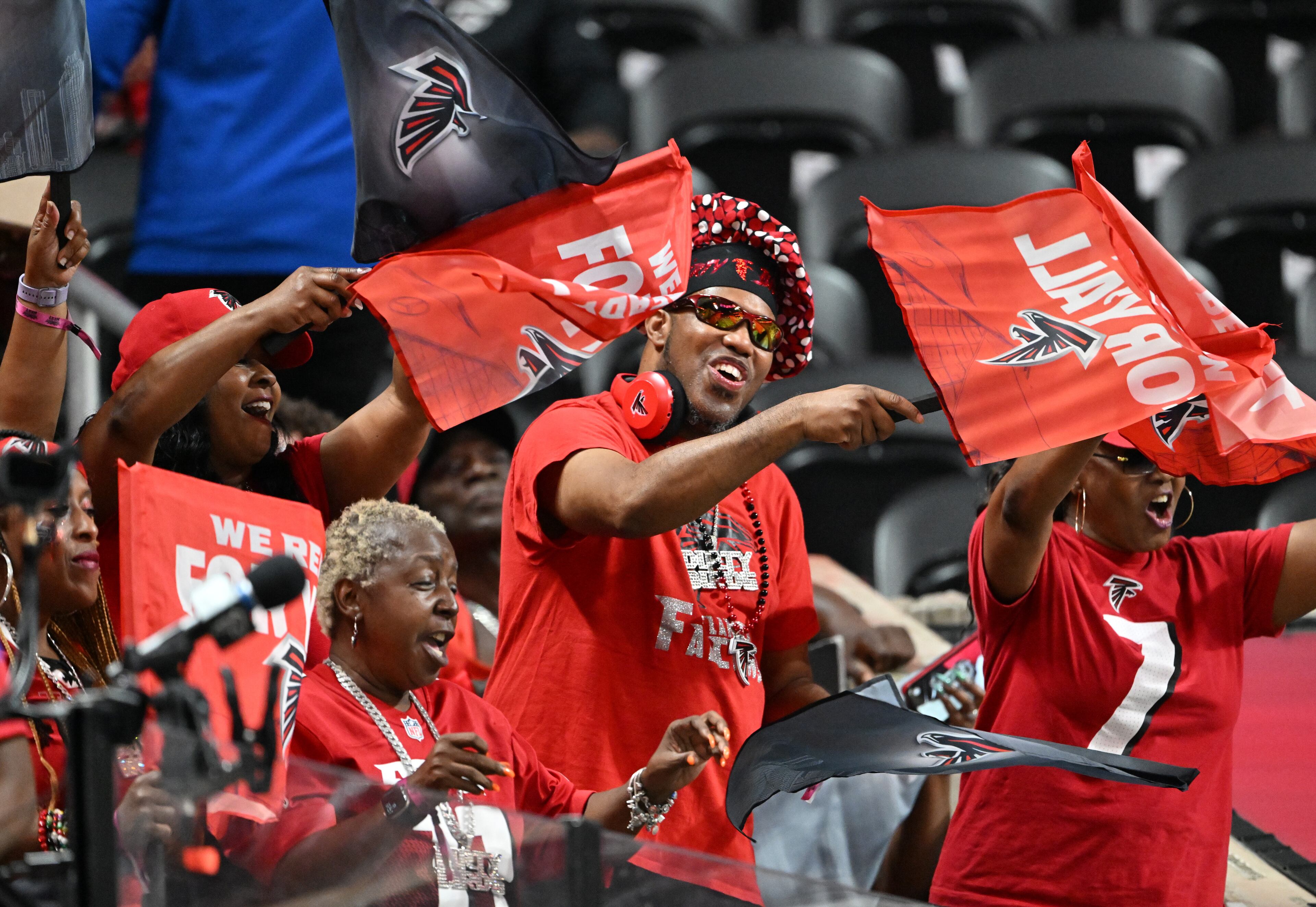 Atlanta Falcons fans cheer before an NFL preseason game against Tennessee Titans at Mercedes-Benz Stadium, Friday, August 15, 2025, in Atlanta. (Hyosub Shin/AJC)