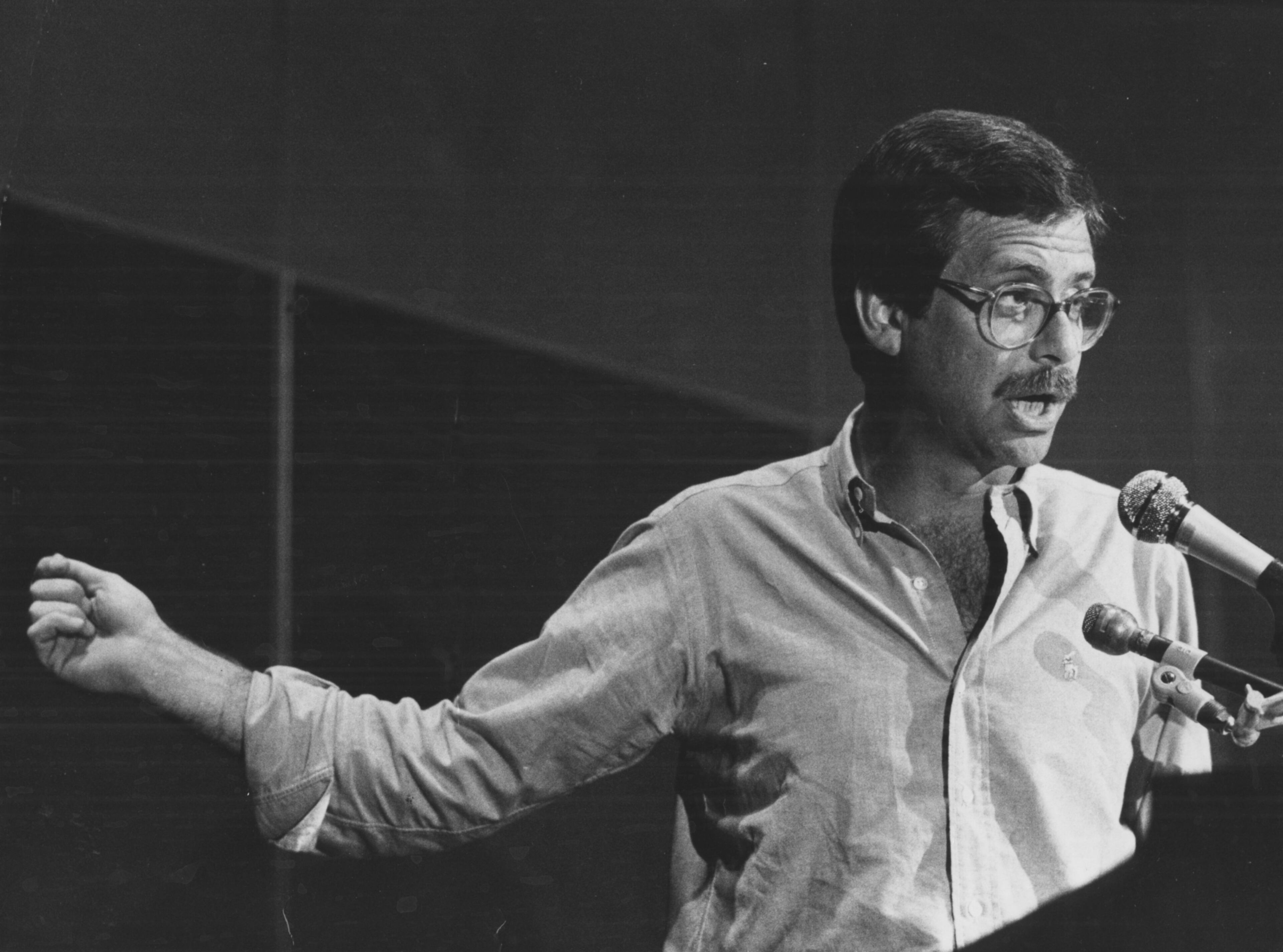 Lewis Grizzard speaking. (NIck Arroyo/AJC staff) 1982