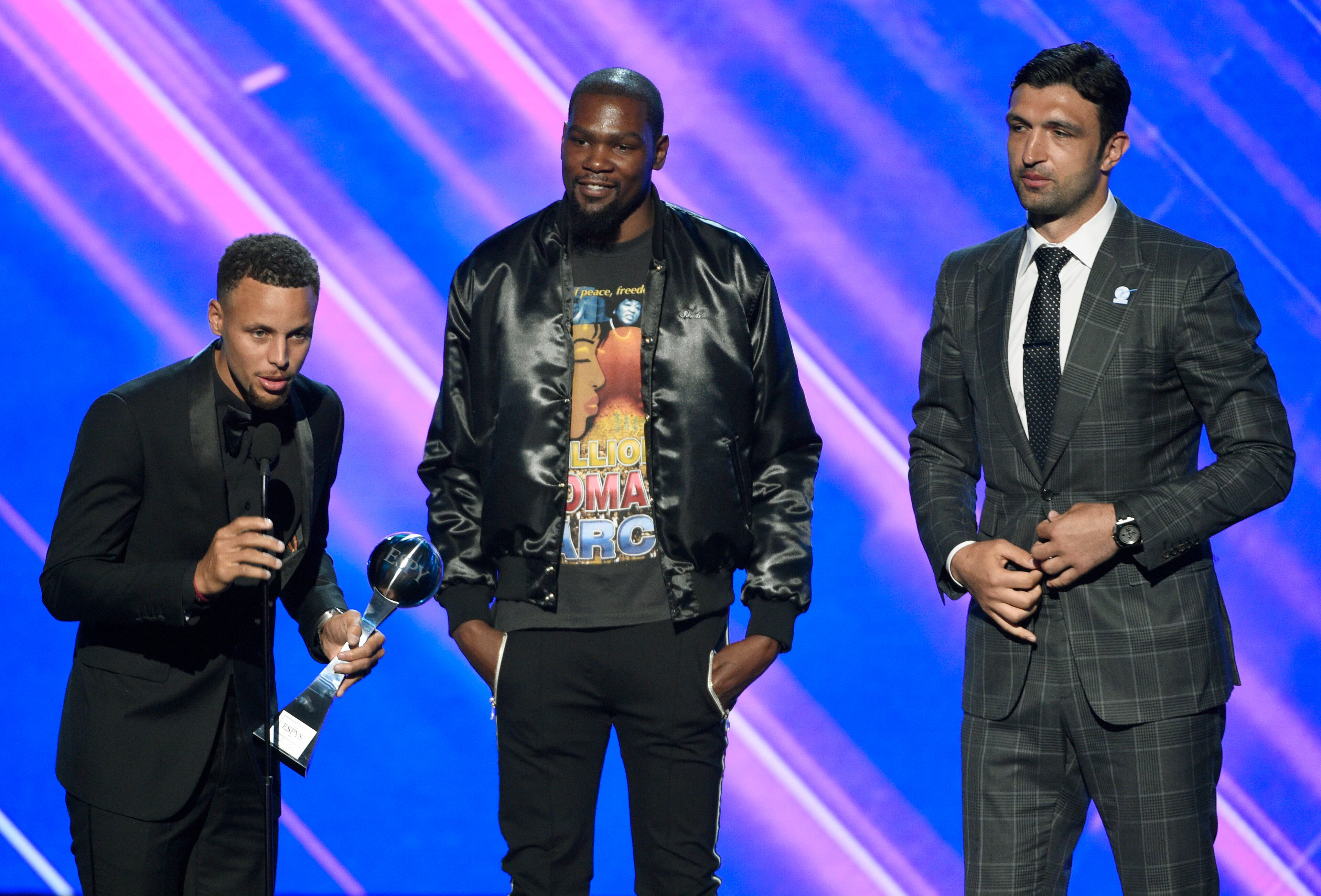 NBA basketball players Stephen Curry, from left, Kevin Durant and Zaza Pachulia, of the Golden State Warriors, accept the award for best team at the ESPYS at the Microsoft Theater on Wednesday, July 12, 2017, in Los Angeles. (Photo by Chris Pizzello/Invision/AP)