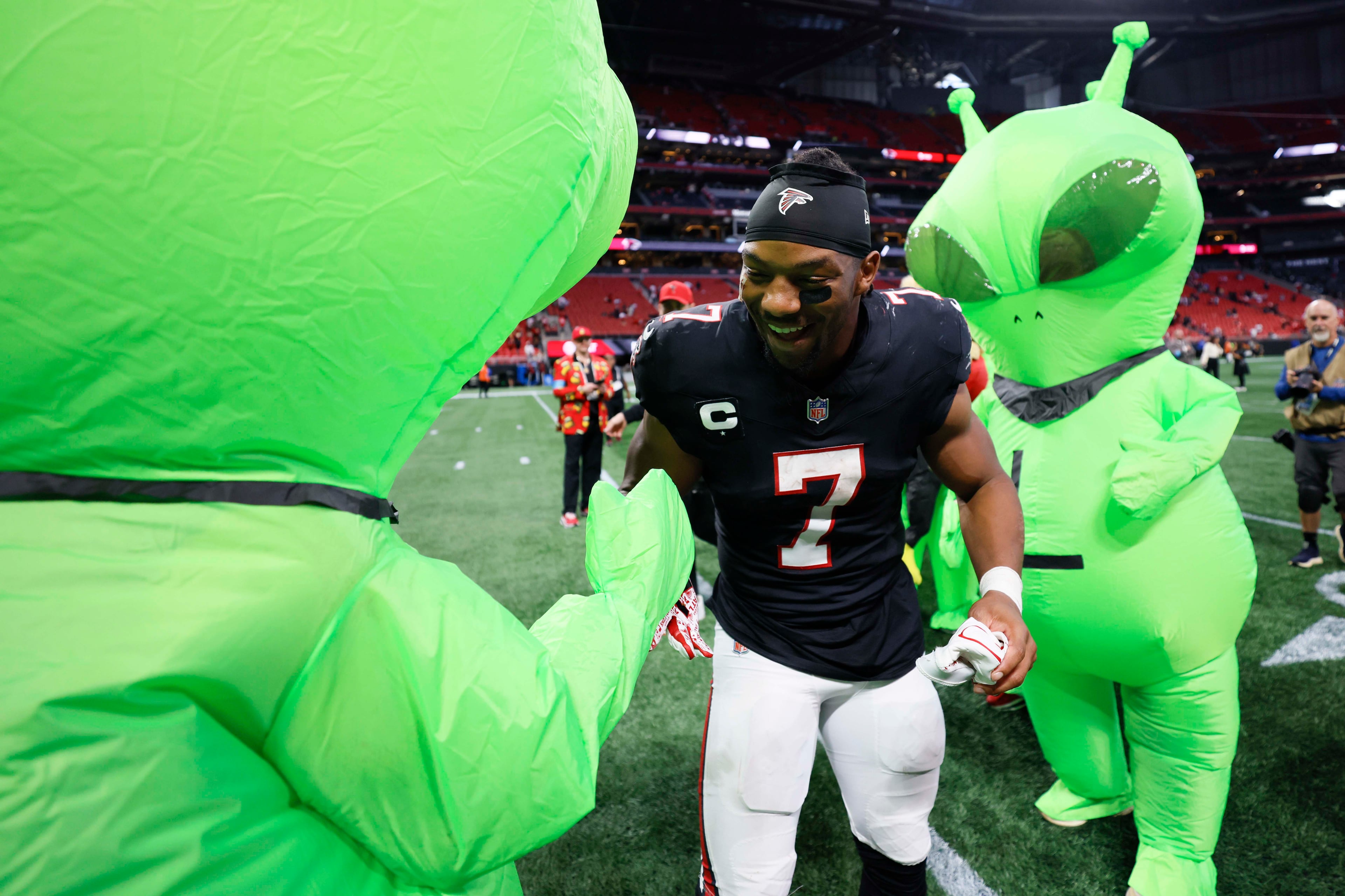 Atlanta Falcons running back Bijan Robinson (7) celebrates with aliens in costumes as he leaves the field after the Falcons’ 29-20 win over the San Francisco 49ers at Mercedes-Benz Stadium in Atlanta, GA, on Sunday, Oct. 25, 2026. (Miguel Martinez/AJC)
