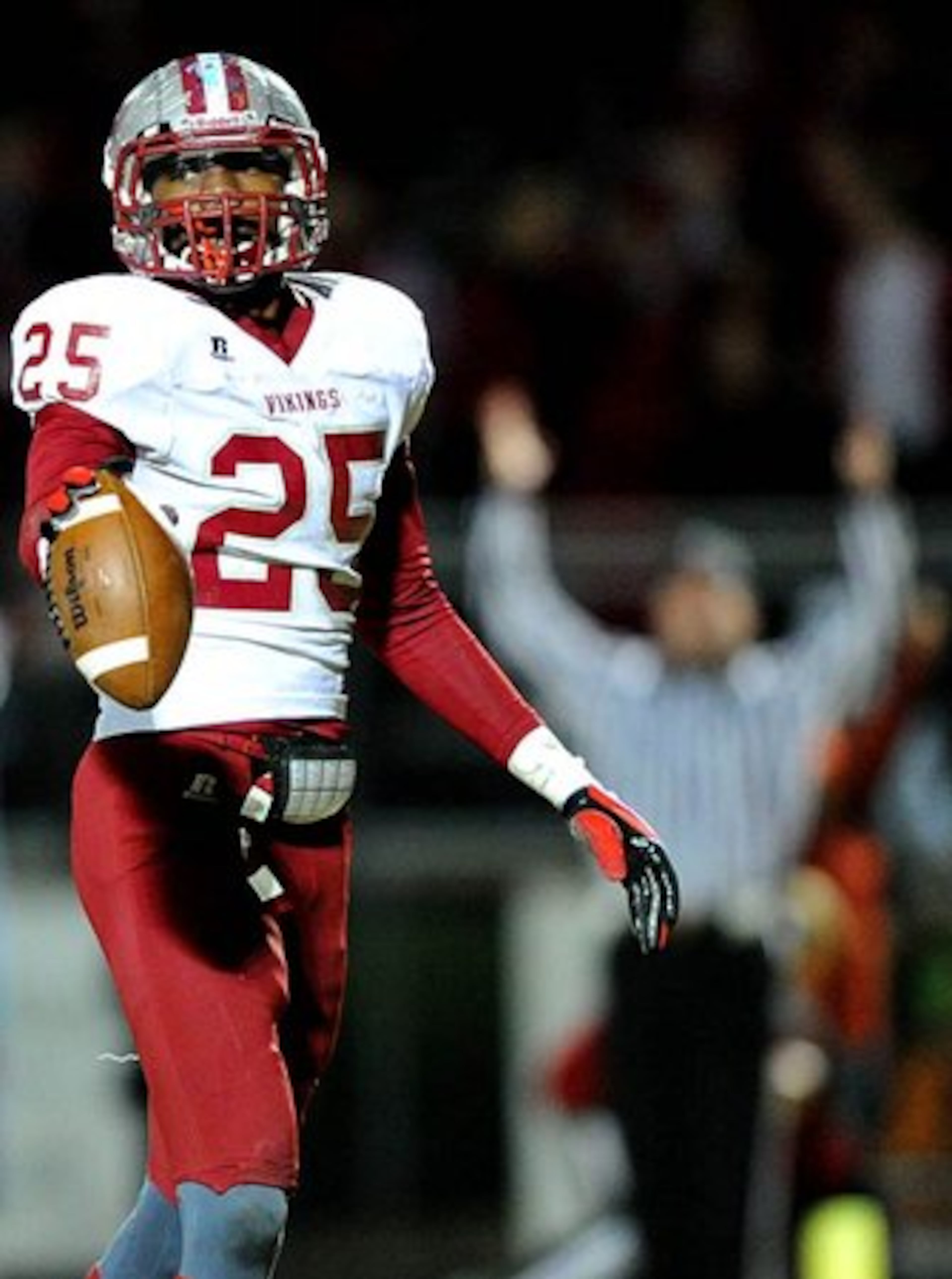 Lowndes' Josh Clemons (25) runs the ball into the end zone for a touchdown.