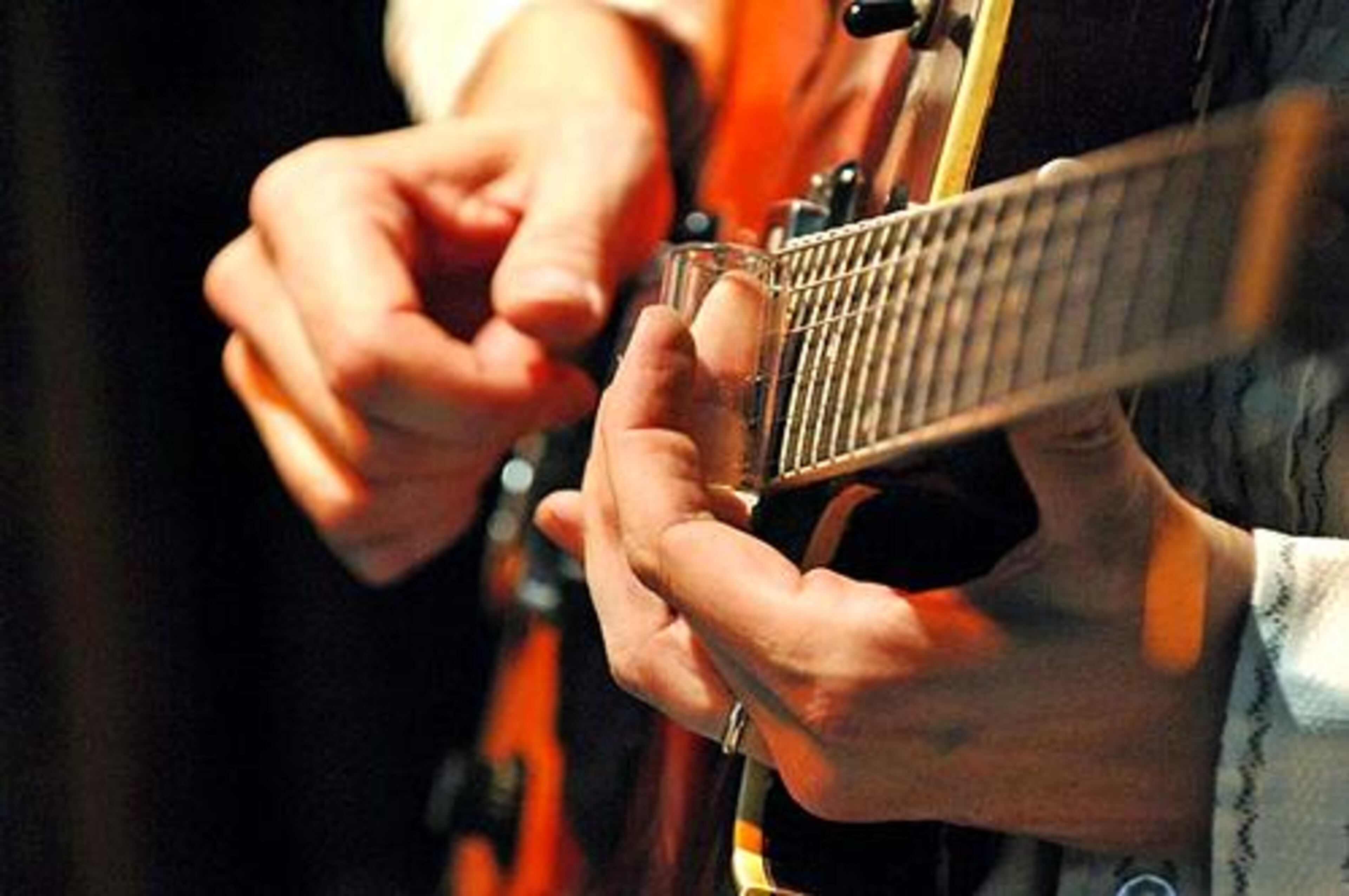Oliver Wood of the duo Wood Brothers plays the slide guitar.