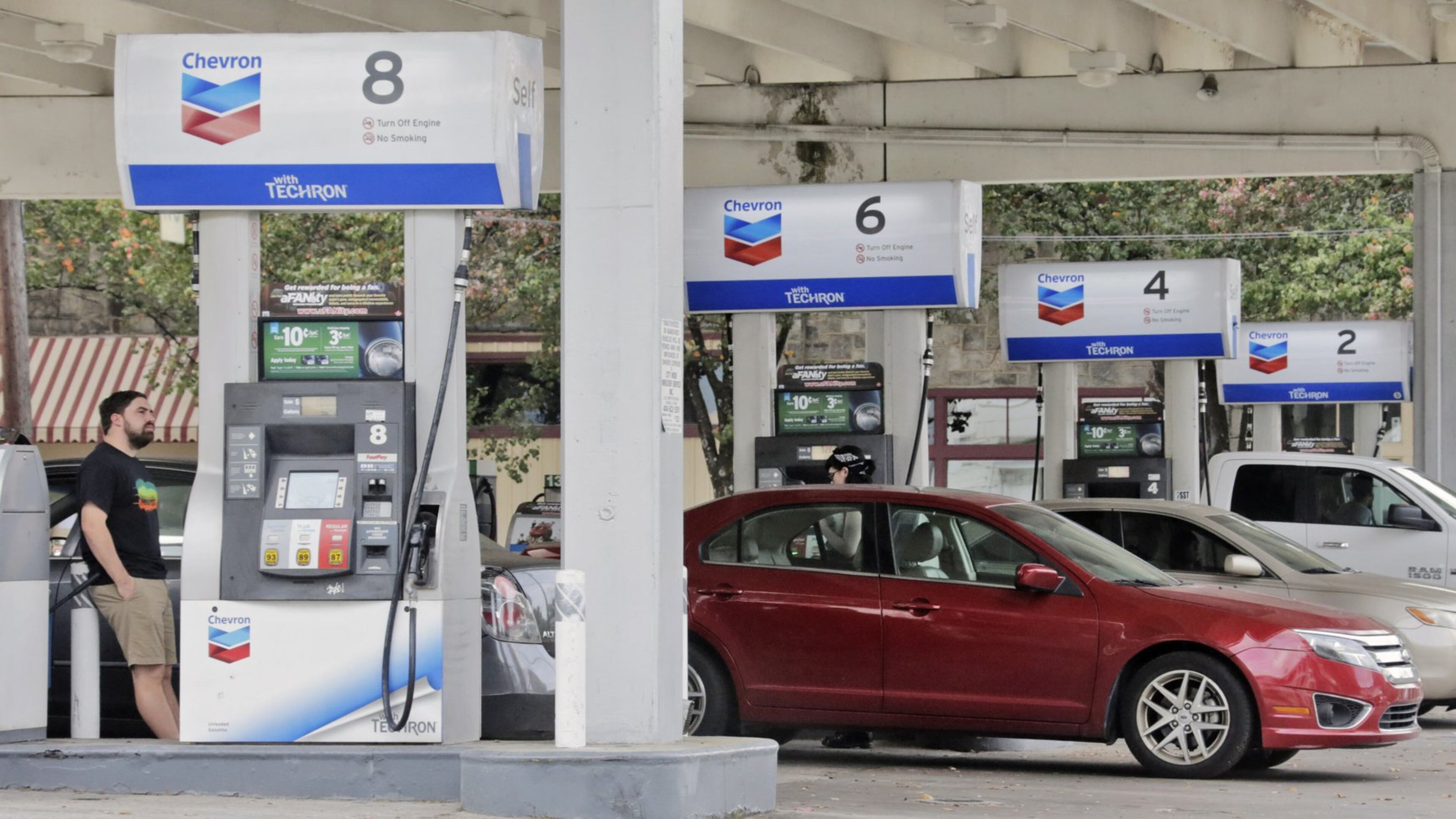 Gas prices usually rise in metro Atlanta during the late spring and summer. Not this year. BOB ANDRES /BANDRES@AJC.COM