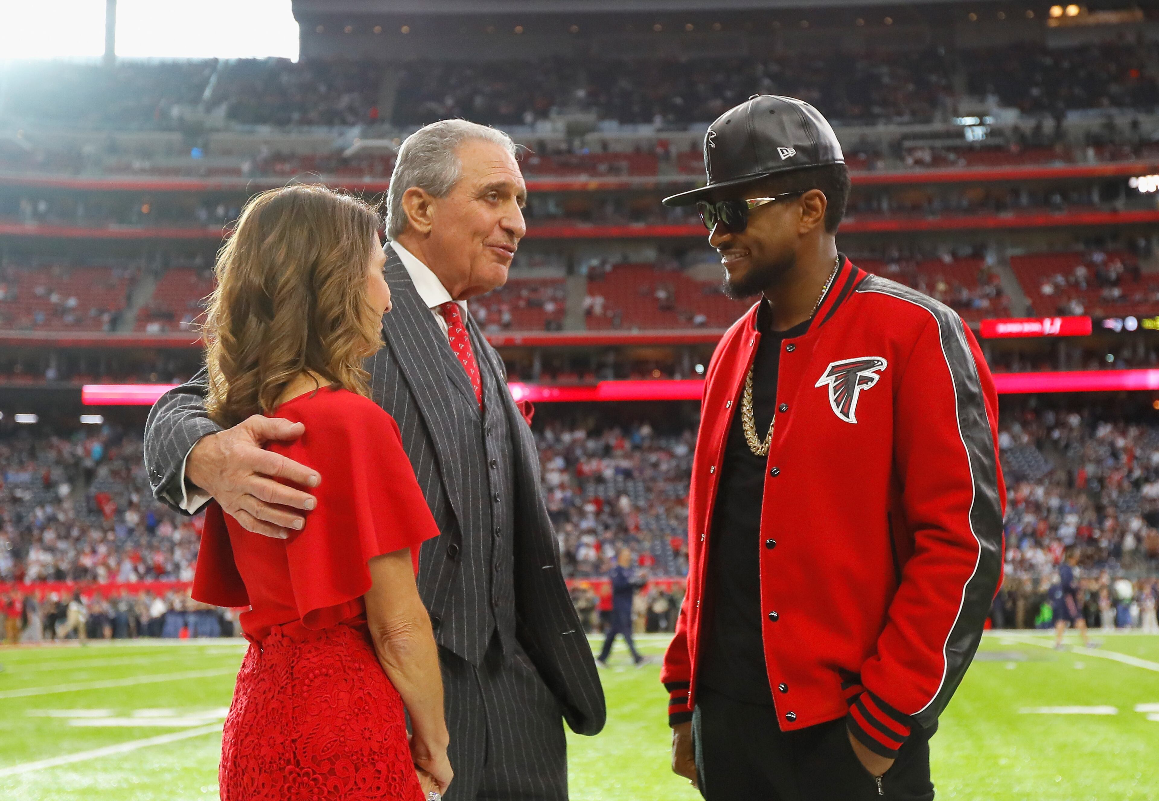 HOUSTON, TX - FEBRUARY 05: Angela Macuga, Atlanta Falcons owner Arthur Blank and Usher speak prior to Super Bowl 51 against the New England Patriots at NRG Stadium on February 5, 2017 in Houston, Texas. (Photo by Kevin C. Cox/Getty Images)