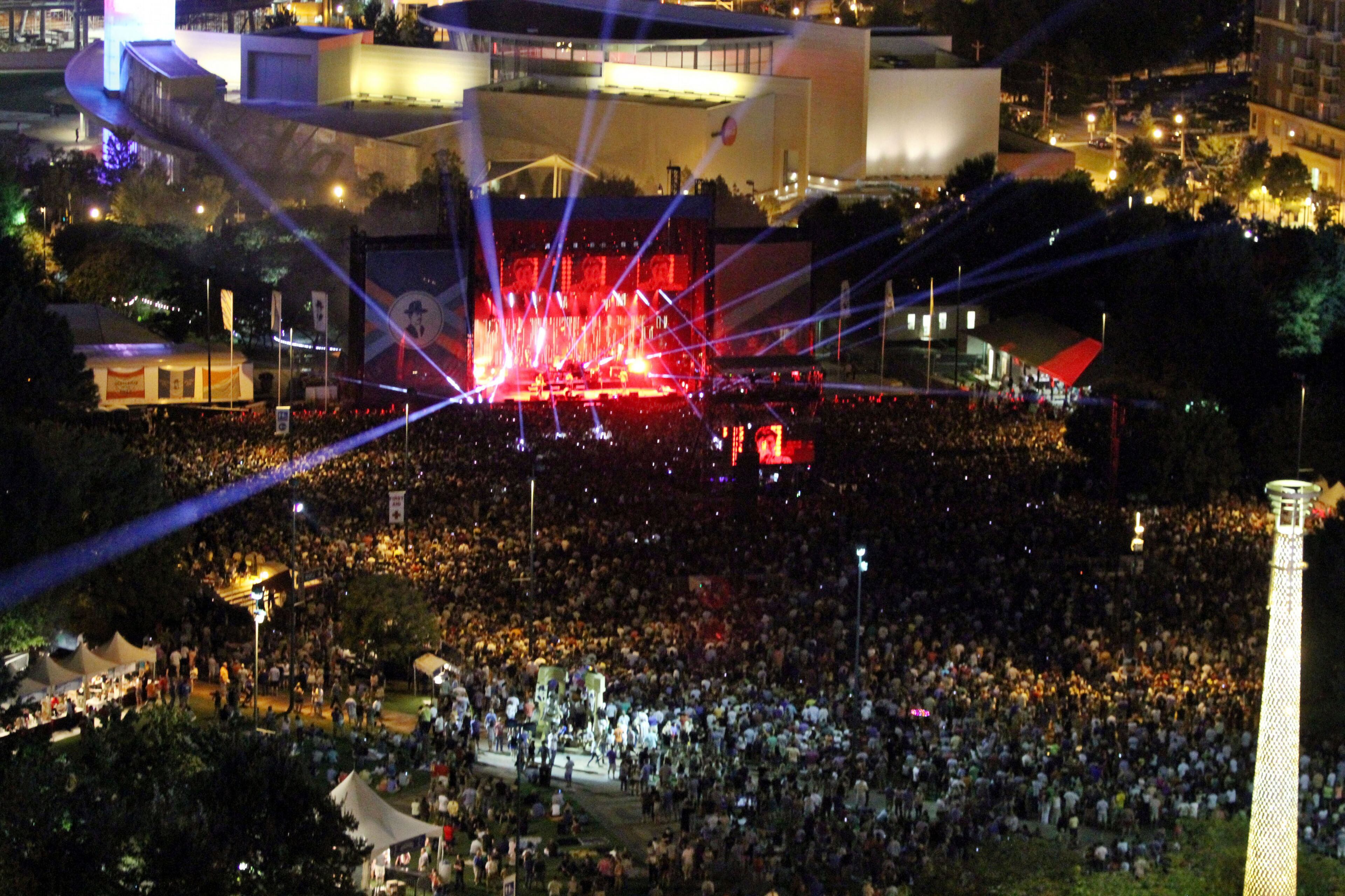 British folk-rock band Mumford & Sons packed sold-out Centennial Olympic Park on Tuesday night, with more than 22,000 fans in attendance.