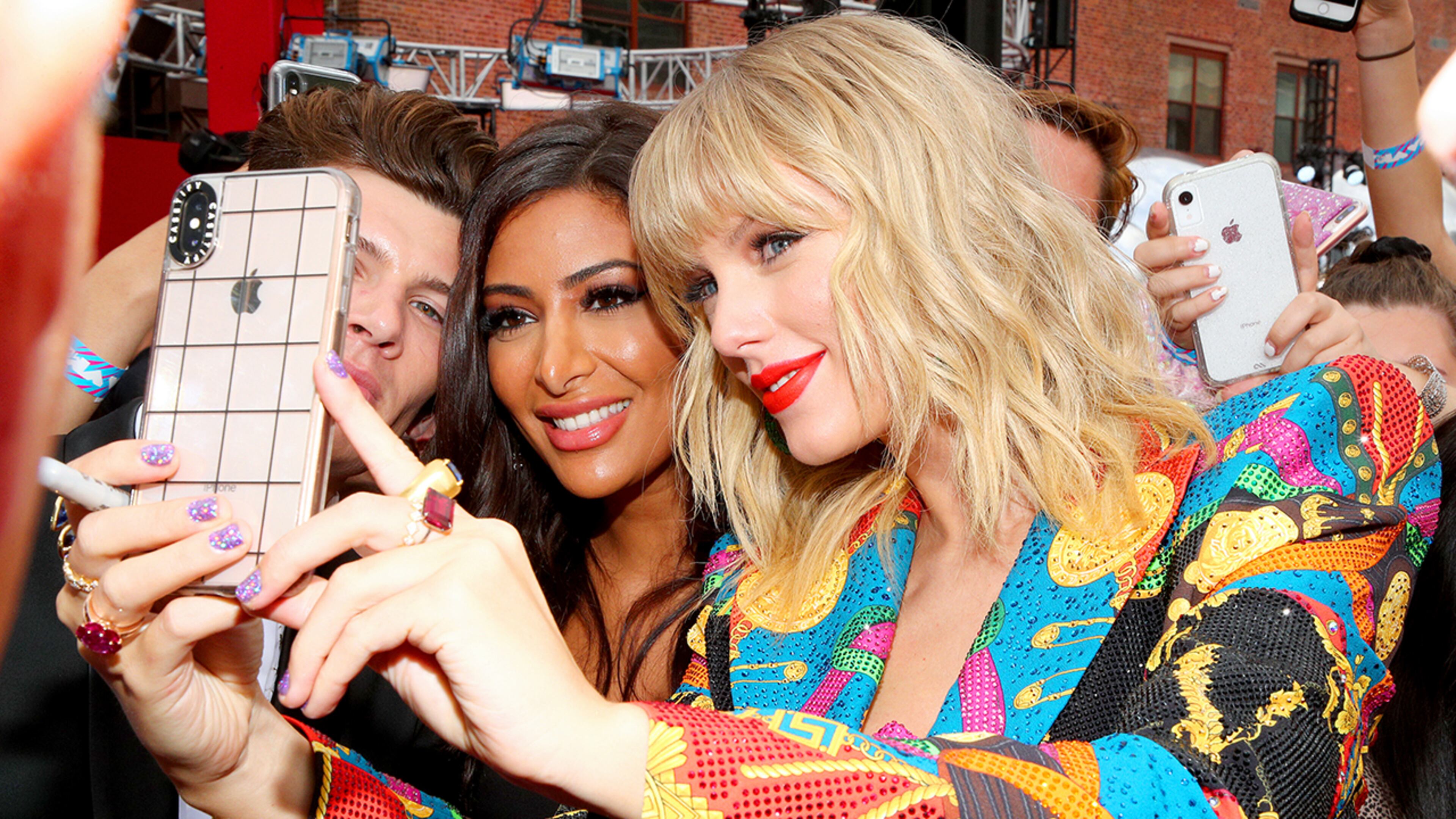 NEWARK, NEW JERSEY - AUGUST 26: Taylor Swift takes a selfie with a fan during the 2019 MTV Video Music Awards at Prudential Center on August 26, 2019 in Newark, New Jersey. (Photo by Astrid Stawiarz/Getty Images for MTV)