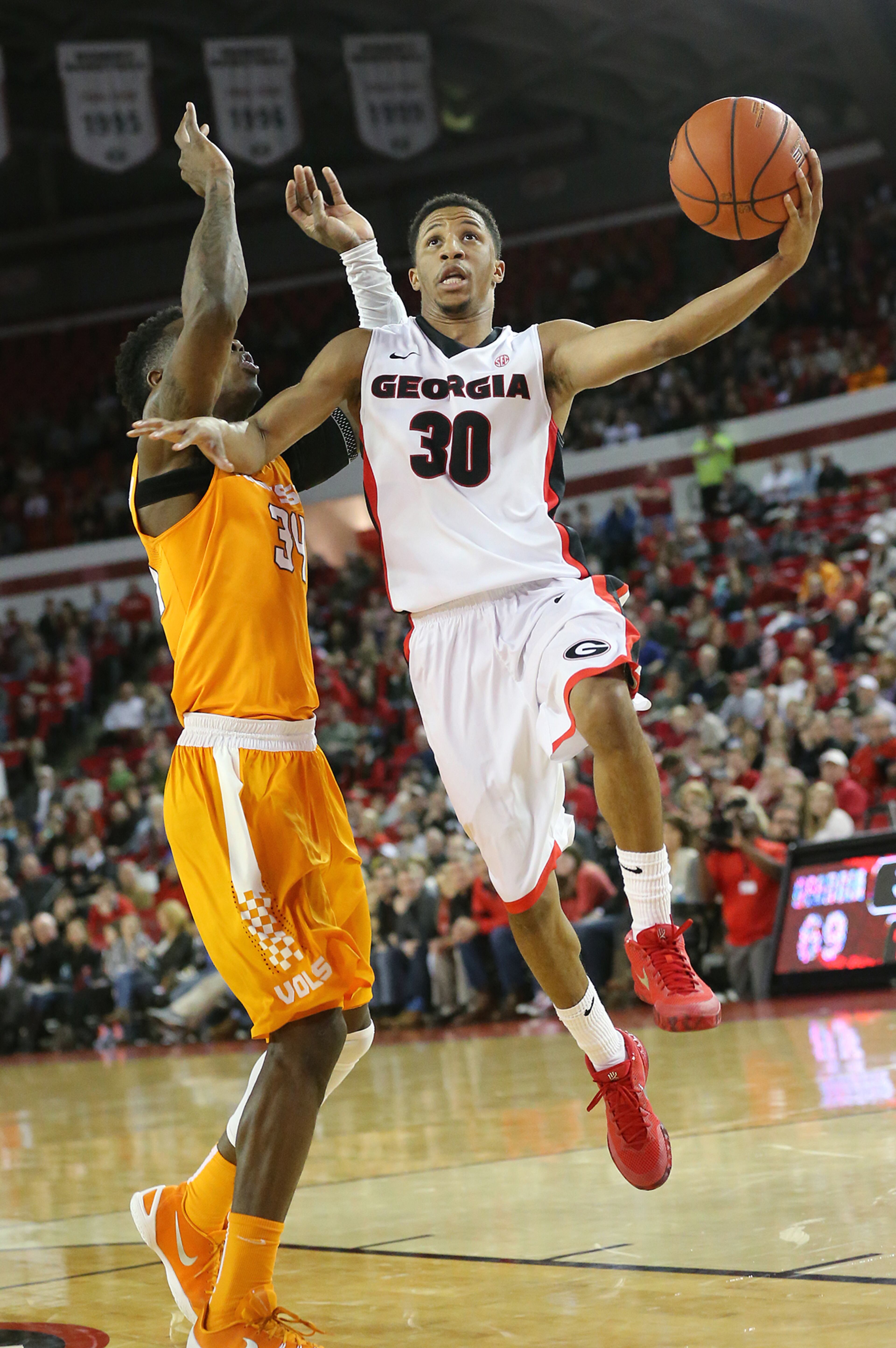 Georgia guard William Jackson II battles Tennessee forward Admiral Schofield for a lose ball during the first half in a basketball game on Wednesday, Jan. 13, 2016, in Athens. Curtis Compton / ccompton@ajc.com