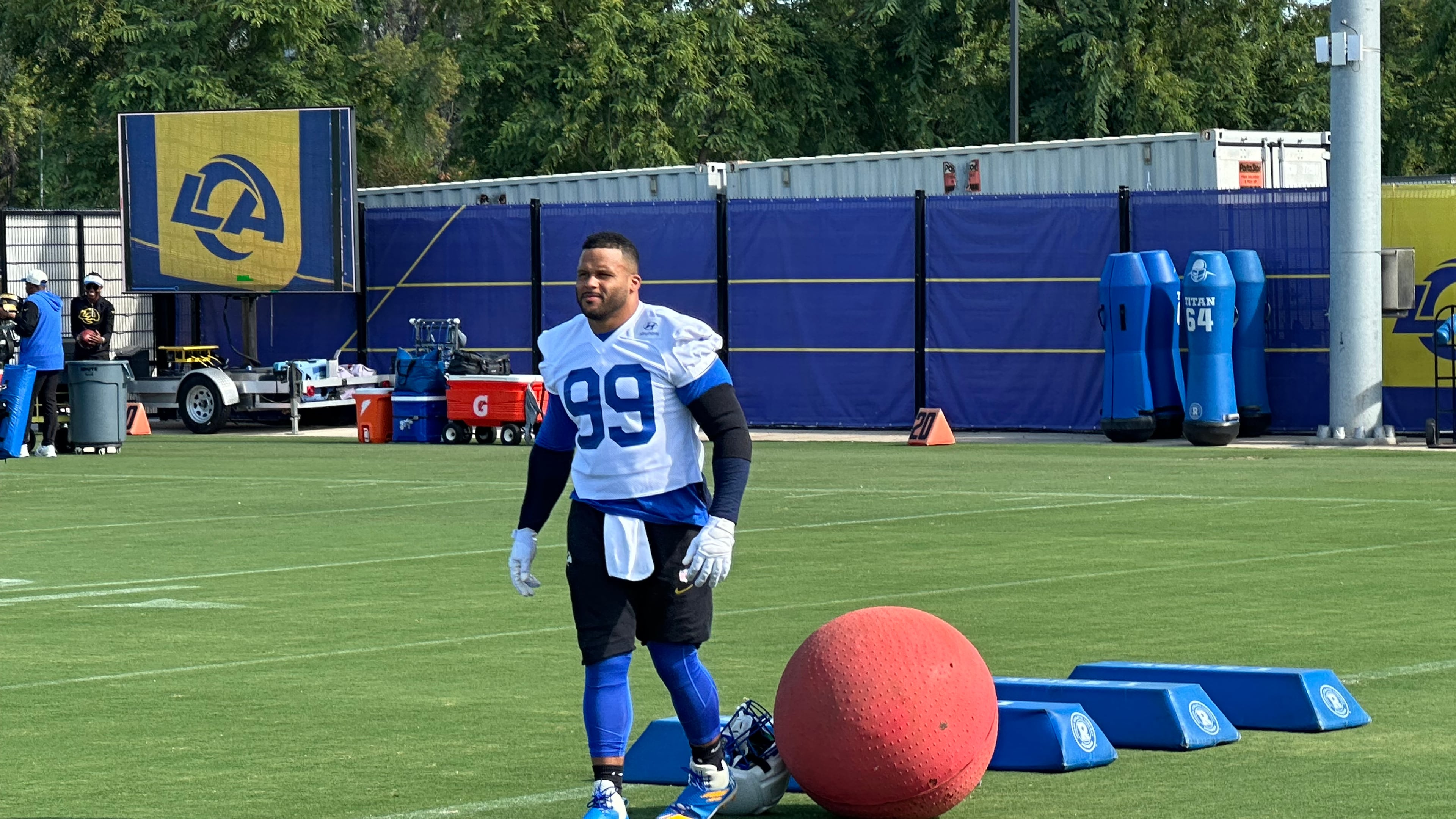 Aaron Donald takes the field for practice at the Los Angeles Rams' training complex in Los Angeles, Sunday, Aug. 30, 2026. (AP Photo/Greg Beacham)