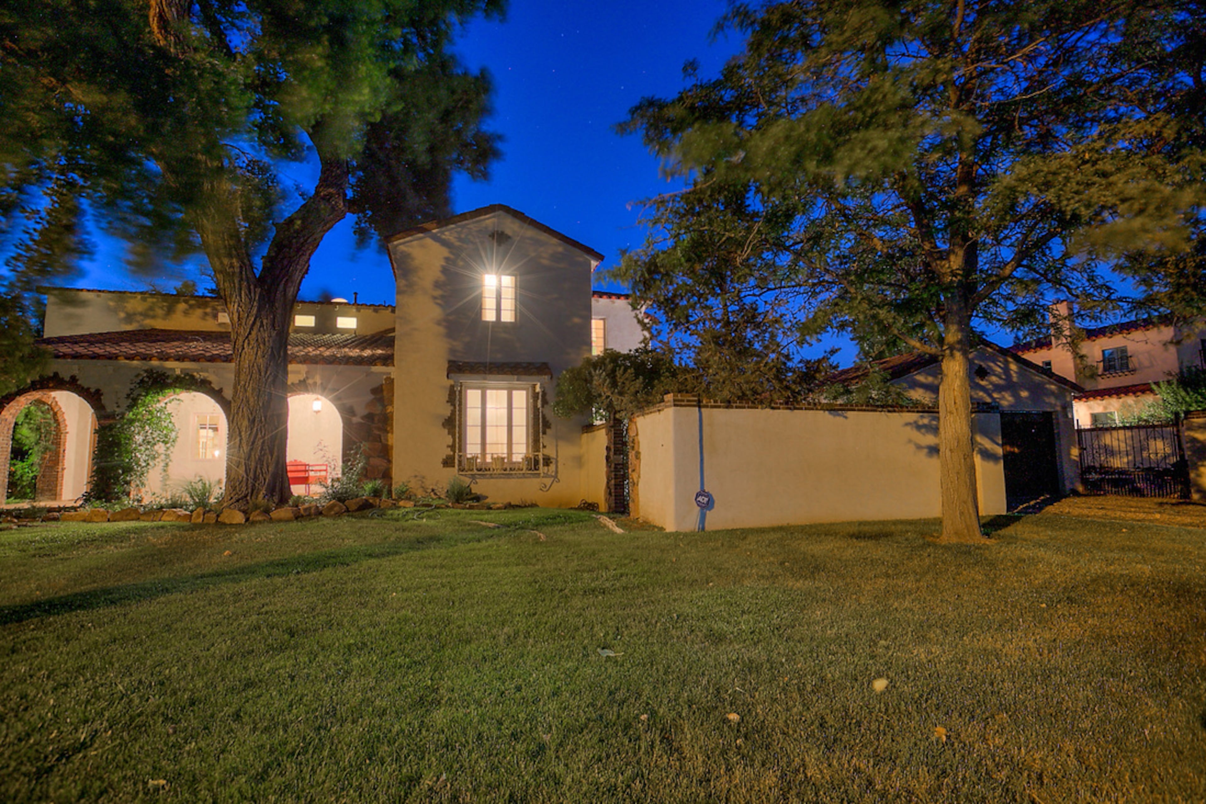 (Photo: Eric Trujillo via Coldwell Banker Legacy, experiencealbuquerque.com. Read more about the sale on breakingbadhouse.com here.)