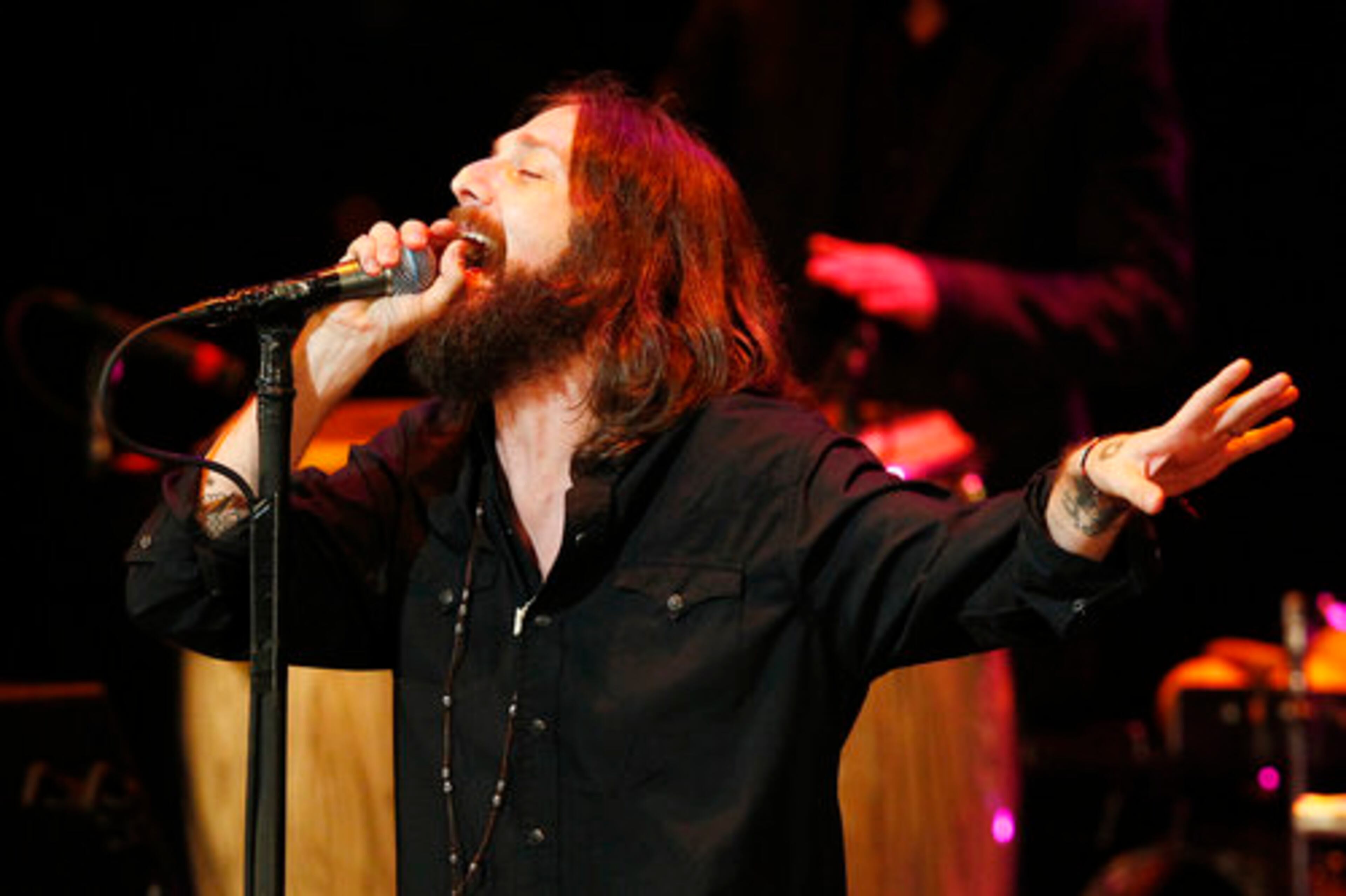 Black Crows singer Chris Robinson sings during the Hall of Fame Awards.