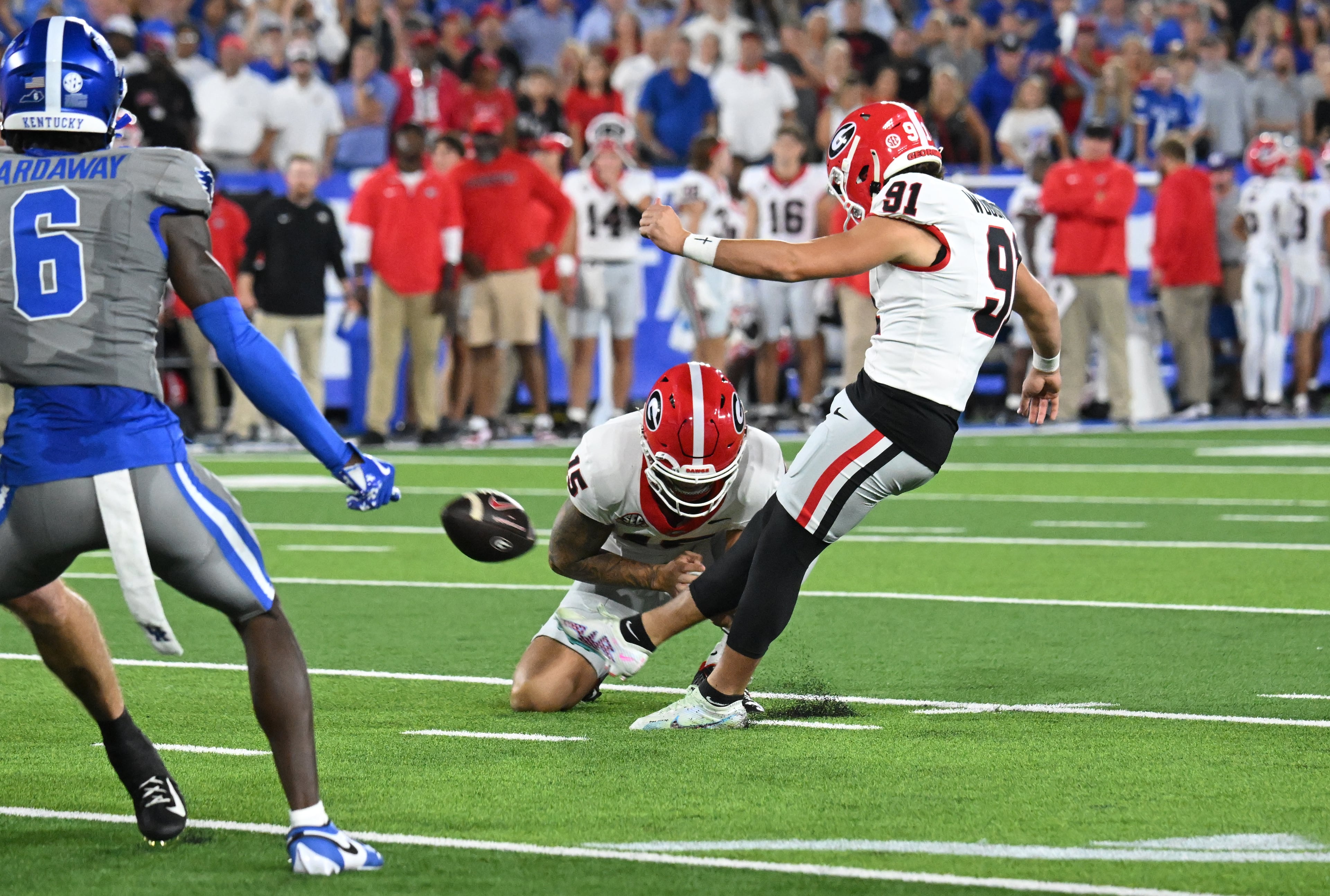 Georgia place kicker Peyton Woodring (91) hits a field goal during the first half in an NCAA football game at Kroger Field, Saturday, September 14, 2024, in Lexington, Kentucky. (Hyosub Shin / AJC)